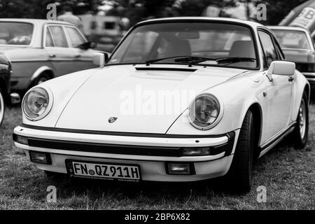 PAAREN IM GLIEN, ALLEMAGNE - 08 JUIN 2019 : voiture de sport Porsche 911 Carrera, 1976. Noir et blanc. Die Oldtimer Show 2019. Banque D'Images