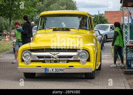 PAAREN IM GLIEN, ALLEMAGNE - 08 JUIN 2019 : camion pleine grandeur Ford F-100 (deuxième génération). Die Oldtimer Show 2019. Banque D'Images