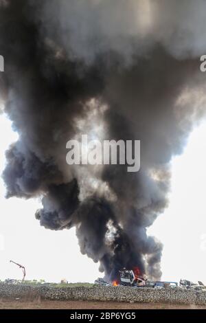 Grande colonne de fumée provenant d'une voiture en feu Banque D'Images