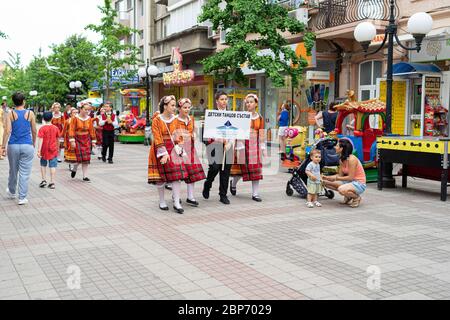 POMORIE, BULGARIE - 21 juin 2019 : un groupe d'enfants en costume national bulgare dans les rues. Banque D'Images