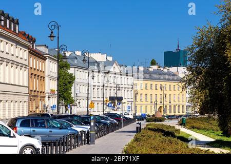 Varsovie, Mazovia / Pologne - 2020/05/10: Vue panoramique sur le quartier de la vieille ville de Starowka avec des maisons neuves et rénovées le long de la rue Podwale Banque D'Images