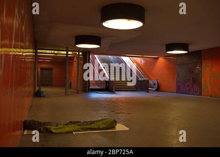 Sac de couchage dans un passage souterrain à Berlin Banque D'Images