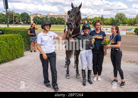 Anne Lehmann a gagné à Berlin sur le circuit de course d'harnais Alt Mariendorf Trotting avec Georgies Express dimanche 4.8.2019 le gagné à Berlin sur le circuit de course d'harnais Alt Mariendorf Trotting avec Georgies Express dimanche 4.8.2019 le Kombipokal. Banque D'Images