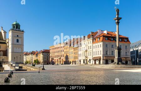 Varsovie, Mazovie / Pologne - 2020/05/10: Vue panoramique sur la rue Krakowskie Przedmiescie avec le monument de la colonne Sigismund III Waza et l'église Sainte-Anne Banque D'Images