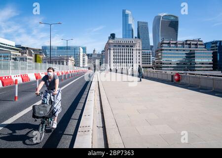 Vue générale des cyclistes passant par les travaux routiers sur le London Bridge, Londres, après l'introduction de mesures pour sortir le pays du confinement. Banque D'Images