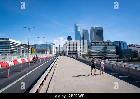 Vue générale des travaux routiers sur le London Bridge, Londres, après l'introduction de mesures pour sortir le pays de l'isolement. Banque D'Images