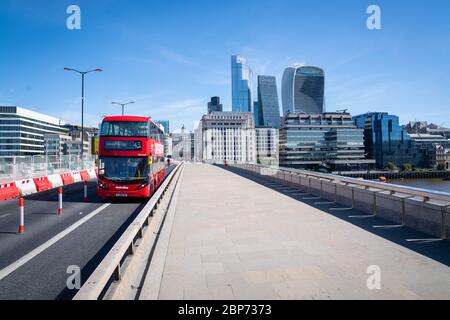 Vue générale des travaux routiers sur le London Bridge, Londres, après l'introduction de mesures pour sortir le pays de l'isolement. Banque D'Images