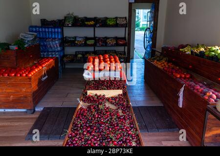 POMORIE, BULGARIE - 25 juin 2019 : les plateaux de fruits et légumes frais à une boutique de bord de route. Banque D'Images