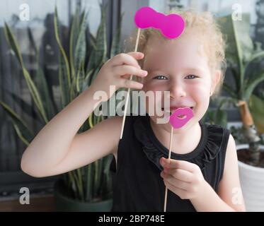 Portrait de petite fille drôle avec des accessoires en papier Banque D'Images