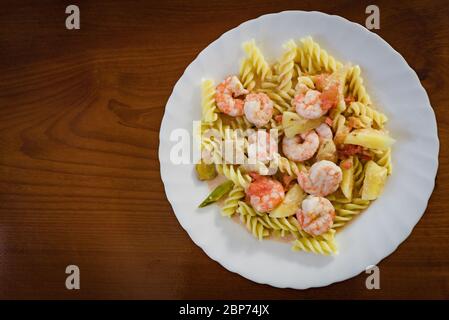 Pâtes de fruits de mer en sauce aigre-douce. Style asiatique Banque D'Images