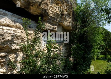 ALADZHA, BULGARIE - 26 juin 2019 : la cité médiévale chrétienne orthodoxe monastère Aladzha complexe de caverne. Banque D'Images