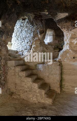 ALADZHA, BULGARIE - 26 juin 2019 : l'Intérieur (crypte) de la cité médiévale chrétienne orthodoxe monastère Aladzha complexe de caverne. Banque D'Images