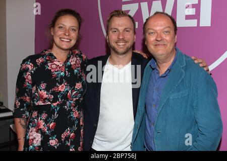 Cathy Weder, Jens Wawrzeck, Fabian Kuehne, Fototermin im Hamburg Zwei 80er Cafe à Ottensen, Hambourg, 15.08.2019