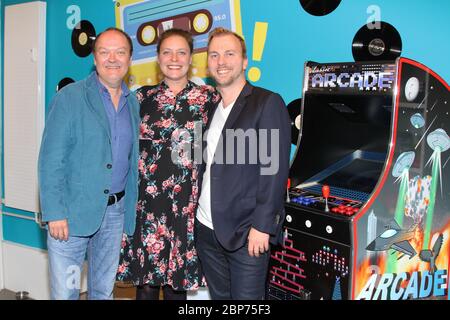 Cathy Weder, Jens Wawrzeck, Fabian Kuehne, Fototermin im Hamburg Zwei 80er Cafe à Ottensen, Hambourg, 15.08.2019