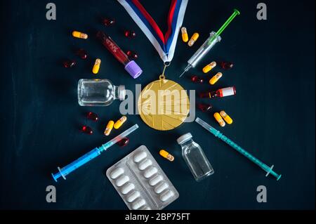 Dopage dans le sport, photo concept. Médaille d'or, médicaments, bouteille de médecine pour flacons en verre médical par injection. Espace de modification noir pour votre texte Banque D'Images