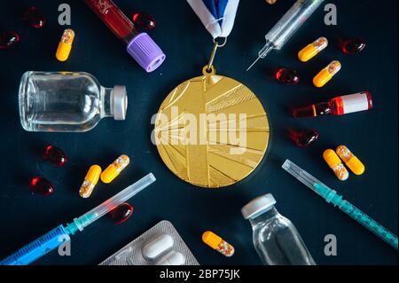 Dopage dans le sport, photo concept. Kit de médailles, médicaments, flacon de médecine pour injection flacons de verre médical Banque D'Images