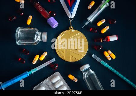 Dopage dans le sport, photo concept. Médaille d'or, médicaments, bouteille de médecine pour flacons en verre médical par injection. Espace de modification noir pour votre texte Banque D'Images