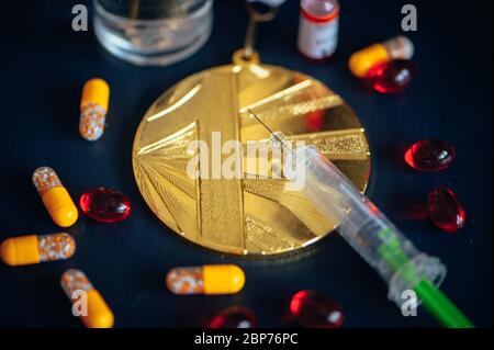 Médaille d'or, seringue et flacon de médecine pour injection. Dopage dans le sport, espace de montage noir Banque D'Images