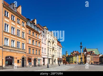 Varsovie, Mazovie / Pologne - 2020/05/10: Vue panoramique de la place du château royal - Plac Zamkowy - et de la rue Krakowskie Przedmiescie dans la vieille ville de Starowka Banque D'Images