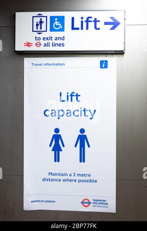 Affiche encourageant les passagers à se rendre socialement dans les ascenseurs du métro de Londres pendant la pandémie du coronavirus. Mai 2020 Banque D'Images