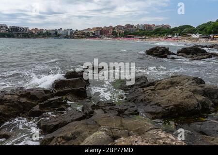 SOZOPOL, BULGARIE - 28 JUIN 2019 : vue sur la ville et la côte rocheuse de Sozopol dans l'ancienne ville balnéaire de la côte sud de la mer Noire bulgare. Banque D'Images