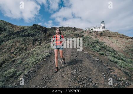 Femme sportive en course sur piste de cross-country Banque D'Images