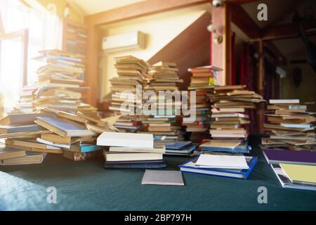 pile de vieux livres sur la table Banque D'Images