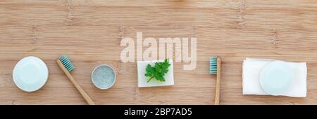 Zéro déchets bains bandeaux web avec copie espace. Brosses à dents en bambou massif, dentifrice, savon et shampoing solide sur fond de bois. De plastique, enviro Banque D'Images