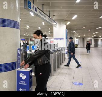 Les passagers utilisent des points de désinfectant pour les mains dans le métro de Londres pendant la pandémie du coronavirus. Kings Cross St Pancras. Mai 2020 Banque D'Images