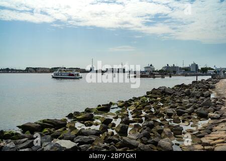 ROSTOCK (WARNEMÜNDE), ALLEMAGNE - 25 juillet 2019 : navire de plaisance dans le domaine de l'eau de port maritime. Banque D'Images