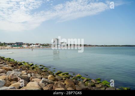 ROSTOCK (WARNEMÜNDE), ALLEMAGNE - 25 juillet 2019 - Vue sur la promenade, la plage et les vacanciers Banque D'Images