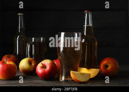 Composition avec cidre et pommes sur fond de bois Banque D'Images