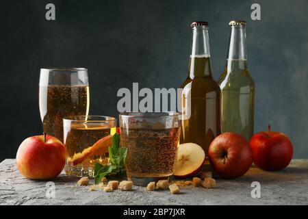 Composition avec cidre, sucre et pommes sur fond gris Banque D'Images