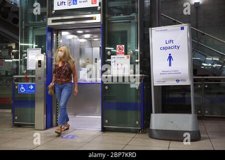 La signalisation sur le métro de Londres rappelle aux navetteurs la distance sociale pendant la pandémie du coronavirus. Gare de Westminster. Mai 2020 Banque D'Images