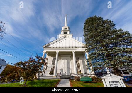 Vue sur la célèbre église communautaire non confessionnelle Stowe dans main Street, Stowe, Vermont, Nouvelle-Angleterre, États-Unis Banque D'Images