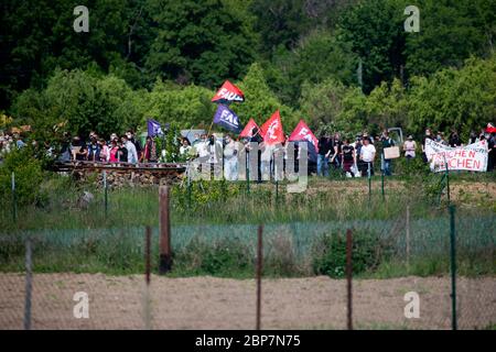 Bornheim, Allemagne. 18 mai 2020. Les pêcheurs de la ferme d'asperges Ritter et les partisans de divers groupes protestent contre les abus, les mauvaises rémunérations et les conditions de logement. Les travailleurs de la récolte d'une ferme d'asperges dans le district de Rhein-Sieg protestent depuis la semaine dernière et ont temporairement cessé de travailler. Crédit : Thomas Banneyer/dpa/Alay Live News Banque D'Images