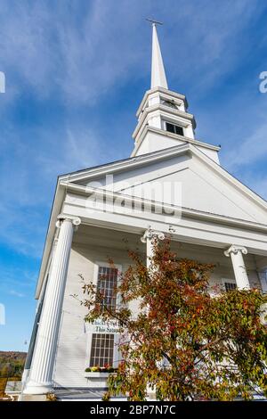 Vue sur la célèbre église communautaire non confessionnelle Stowe dans main Street, Stowe, Vermont, Nouvelle-Angleterre, États-Unis Banque D'Images