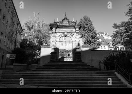 MEISSEN, ALLEMAGNE - 12 octobre 2019 - porte de ville (Tuchmachertor) dans la vieille ville. Noir et blanc. Banque D'Images