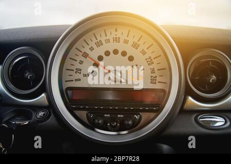 Gros plan sur le compteur de vitesse de la voiture. Intérieur de voiture moderne. Transport Banque D'Images