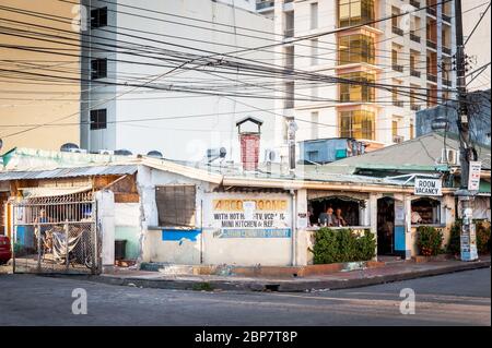 L'un des plus anciens bars et hôtels de Angeles City Philippines se trouve au-dessous du développement moderne des appartements. Banque D'Images