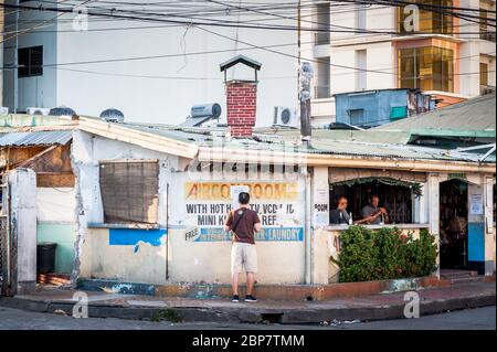 L'un des plus anciens bars et hôtels de Angeles City Philippines se trouve au-dessous du développement moderne des appartements. Banque D'Images