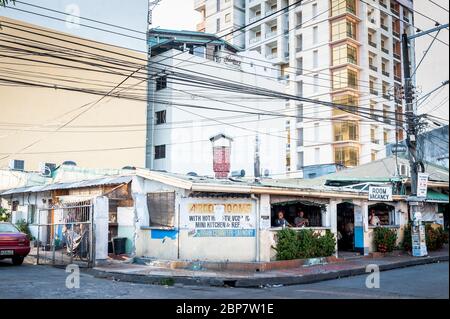 L'un des plus anciens bars et hôtels de Angeles City Philippines se trouve au-dessous du développement moderne des appartements. Banque D'Images