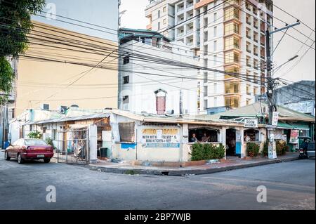 L'un des plus anciens bars et hôtels de Angeles City Philippines se trouve au-dessous du développement moderne des appartements. Banque D'Images