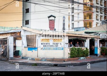 L'un des plus anciens bars et hôtels de Angeles City Philippines se trouve au-dessous du développement moderne des appartements. Banque D'Images