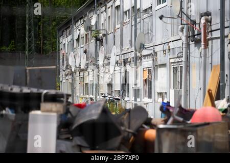 Bornheim, Allemagne. 18 mai 2020. Les ordures et les jonques se sont entasser devant les locaux des travailleurs de la récolte à la ferme de Ritter aspergus. Depuis la semaine dernière, les travailleurs de la récolte d'une ferme d'asperges dans le district de Rhein-Sieg protestent contre les abus, les mauvais salaires et les conditions de leur logement et ont temporairement cessé de travailler. Crédit : Thomas Banneyer/dpa/Alay Live News Banque D'Images