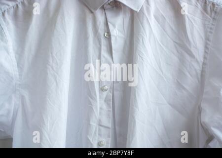 Chemise blanche à manches longues et plis pour hommes Banque D'Images