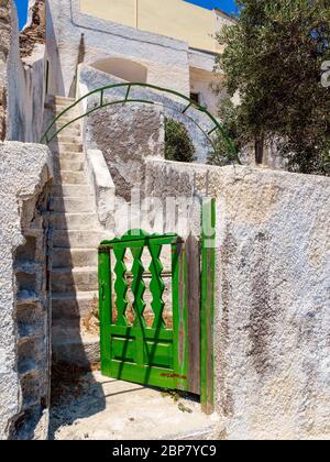 Ancienne petite porte en bois vert, porte de cricket. Rue Santorini. Cyclades, Grèce. Banque D'Images