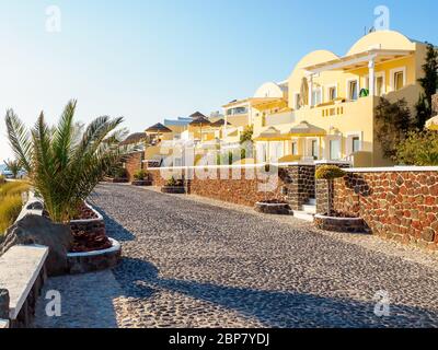 Maisons blanches traditionnelles sur l'île de Santorin. Santorin, Cyclades, Grèce. Banque D'Images