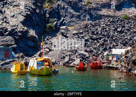 Bateaux amarrés sur la mer Égée. Volcan Santorini, Cyclades, Grèce. Banque D'Images