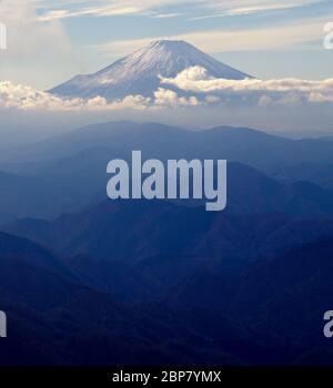 Vue sur le Mont Fuji vu à 40.88 km (25.40 mi) sur le pic du Mont Tonodake avec des crêtes nettes de la chaîne de montagnes de Tanzawa dans le foregroun Banque D'Images